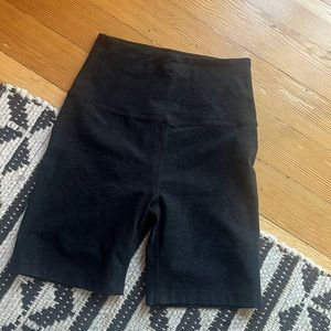 BEYOND YOGA High Waisted Bike Shorts in dark Heather grey/black Sz: M